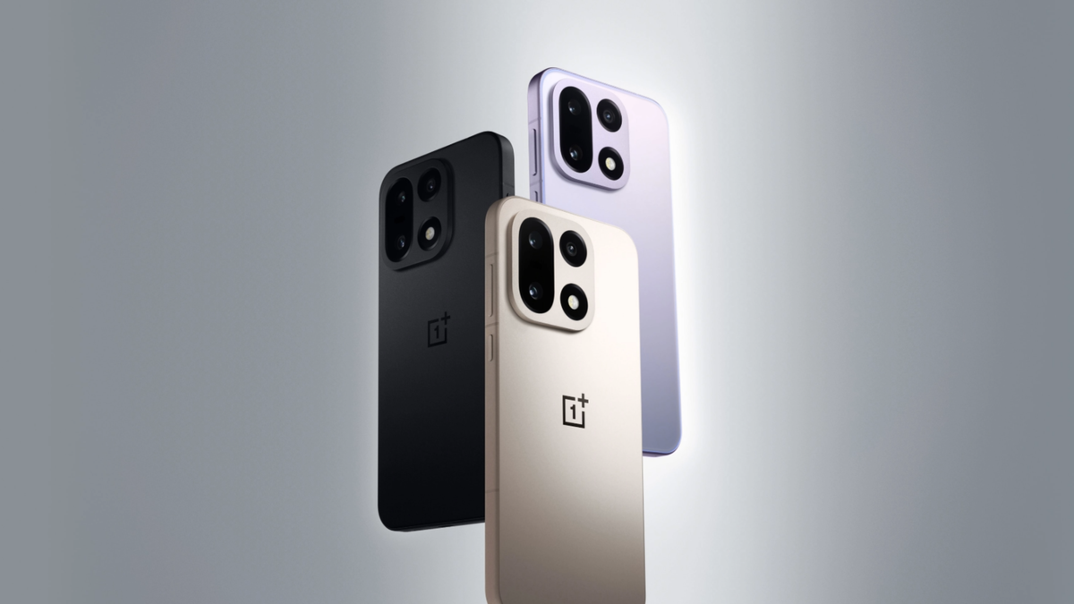 Activists sell 'farewell tour' merch before King's visit