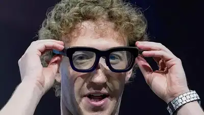 Activists sell 'farewell tour' merch before King's visit