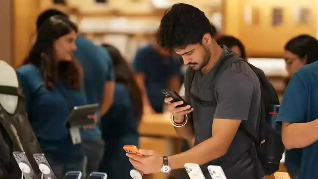 Activists sell 'farewell tour' merch before King's visit